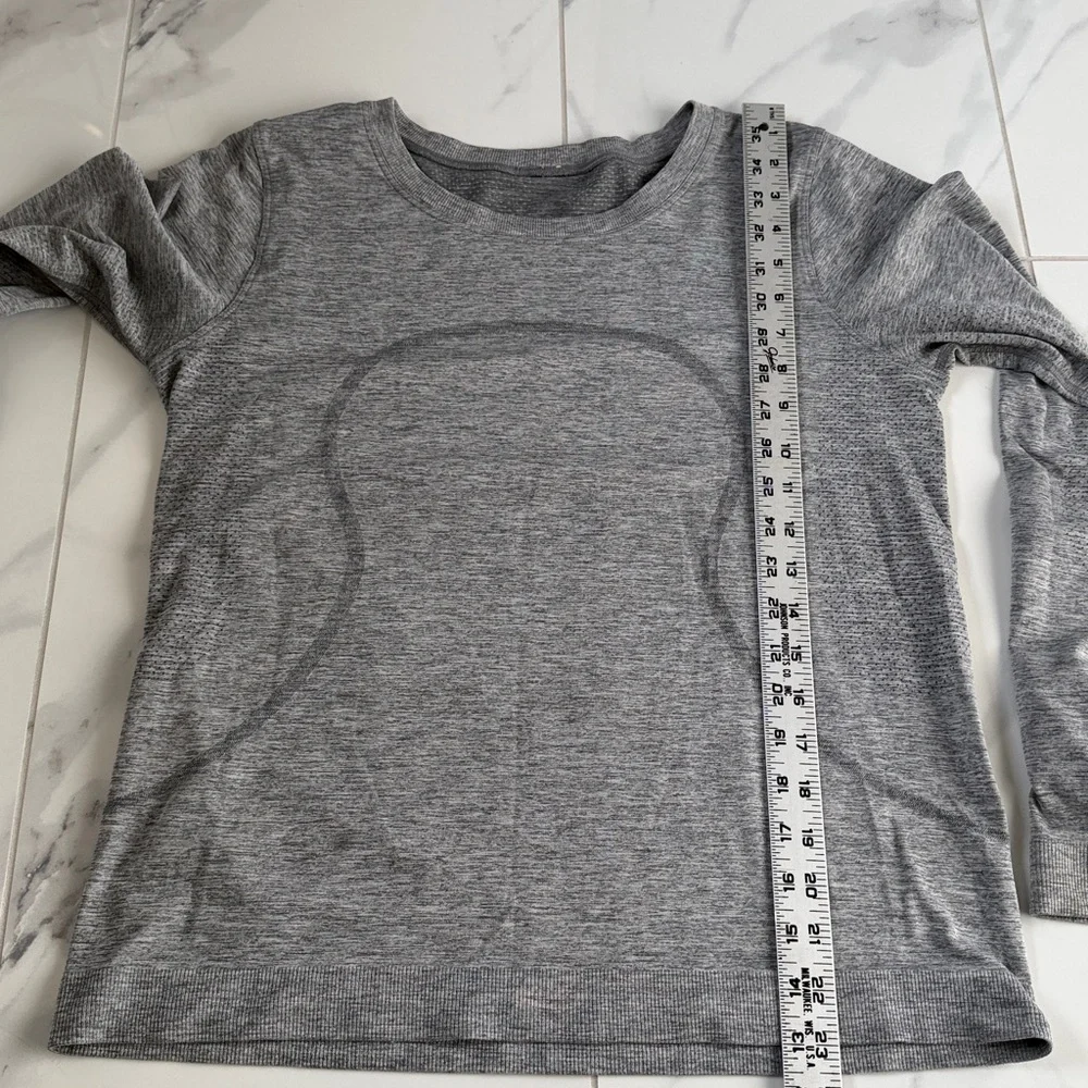 Lululemon Swiftly Tech Long Sleeve Breeze Relaxed Fit Slate Gray / White Size 8